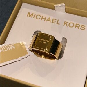 Michael Kors signature Logo Ring Gold size 8 NEW IN BOX